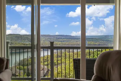 Image de Lounge with Stunning Table Rock Lake Views in Open-Concept Condo with Free Sdc Tickets