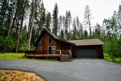 Image de La Bella Vita - Immaculate Chalet with Hot Tub in the Sierras!