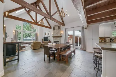 Image de 5 Br  5 Ba W/ Fenced Back Yard Steps Away From The Arnold Rim Trail