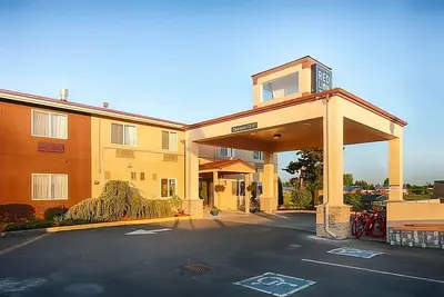 Image de Restful Stay at Red Lion Inn & Suites Sequim! Pool, Free Breakfast and Parking!