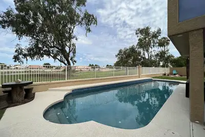 Image de Piscine chaufee! Travail à distance/enfants/animaux domestiques!