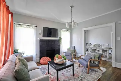 Image de Pet Friendly • 2br Home • Walk to Downtown