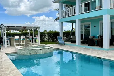 Image de House with Pool, Tiki Bar, and Dock/Boat Slip in Treasure Cay, Abaco