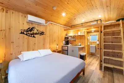 Image de Big Bear Micro Cabin with loft at Spotted Bear Retreat