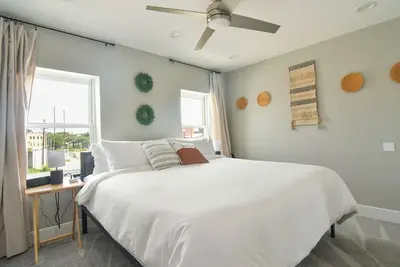 Minutes to Downtown & Waterfronts with rooftop deck!