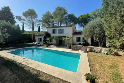 Image de Villa provençale et piscine calme, vue imprenable