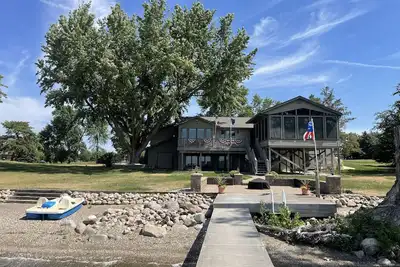 Image de Relaxing Lake House, Private Beach/Yard, Dock, Jetski Lift, Continental Breakfst