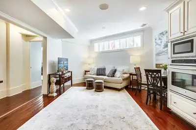 Image de Historic District: 2br/2ba w/ Parking, Near the Battery & Colonial Lake