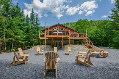 Winter Escape 7 minutes away from Tremblant North side ski slopes / chairlifts