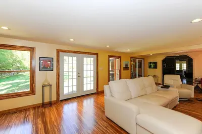 Image de River front Farmhouse 5 minutes to the Smoky Mountains!