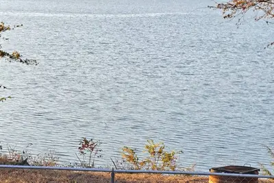 Image de Lakefront home with hot tub, just off I-40