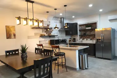 Image de New house with king beds and 3 full bathrooms