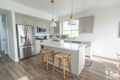 Image de Spacious Home *10 mins to Logan!
