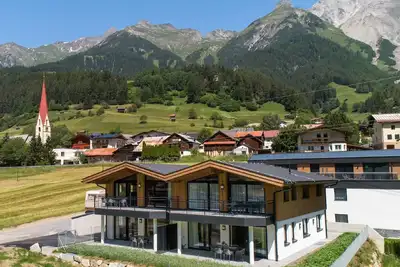 Image de Propriété de style avec terrasse grande et vues