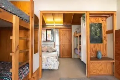 Image de Shearer's Quarters (Private Room) - Budget-Friendly, Family Rooms With 1 Double & 2 Single Bunk Beds