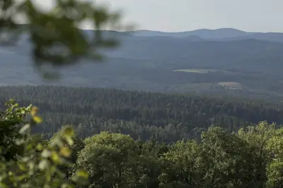 Image de Vosges/Alsace :Gîte vue panoramique sur vallée et montagnes en pleine nature.