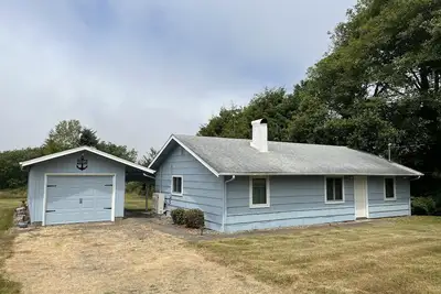 Image de Wayside Cabin #185 - Cozy, affordable, water views near Sandlake