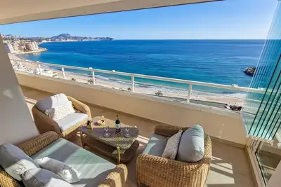 Image de Semi-pension entièrement rénovée avec une vue panoramique sur la mer.