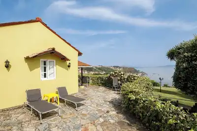 Image de Villa \"Casa Vieja de Bueu\" avec vue sur les montagnes, Wi-Fi, jardin et terrasse.