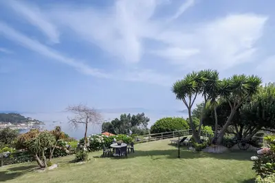 Image de Appartement dans un chalet, avec vue sur montagne, Wi-Fi, jardin et terrasse.
