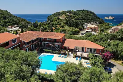 Image de Studio 'Arianna Deluxe Studio 21' avec vue sur la mer, piscine partagée et Wi-Fi.
