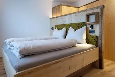 Image de Appartement Ladinser Hof Sternenhimmel avec vue sur les montagnes et terrasse privée.