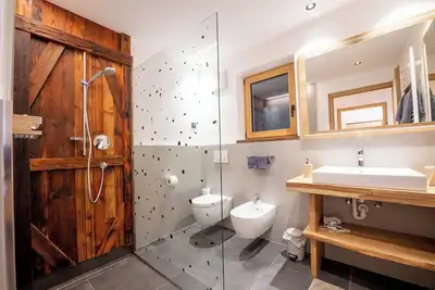 Image de Appartement 'Ladinser Hof Kuschelecke' avec vue sur les montagnes et terrasse privée.