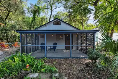 Image de Campus Cottage -  Walk to Uf - Completely Renovated!