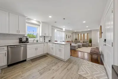 Image de (Spacious House – Sleeps up to 20+ guests | Near Airport & City)
