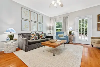 Image de Spacious Newly Furnished Townhome