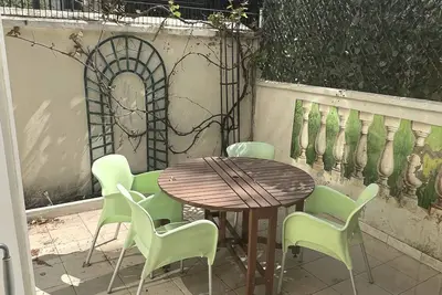 Image de Maison Ancienne à coté des champs elysées