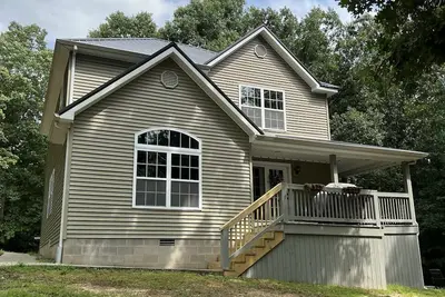 Image de Private Getaway! Great for families and friends! Hot tub and Fire pit!