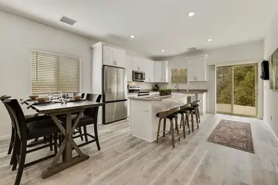 Image de Watching Wildlife: Private Oasis for 4 w/ Patio, Bbq & Parking. Step Inside!