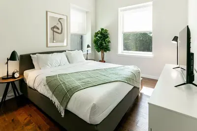 Kislak 403 Luxurious 2br Retreat Above the City