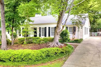 Image de Modern/Rustic style Ranch in South Clt w King en Suite, Fenced In, Large Deck!