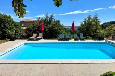 Image de Charming apartment with garden, swimming pool and view of Alès