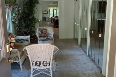 Image de Nestled near woods and creek, this large home is near state parks and colleges. .