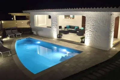 Villa with private pool 500m from the sea