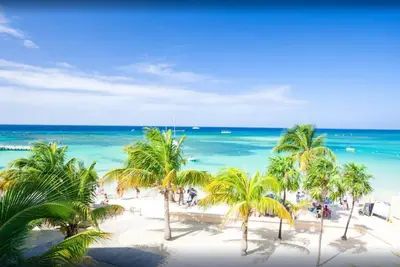 Image de West Bay Roatan Beachfront Condo Coral Sands 2