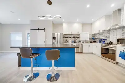 Image de Contemporary Couples Cache walking distance from At&T Stadium