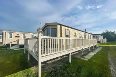 Caravan with decking within walking distance to Hunstanton Beach ref 23054s