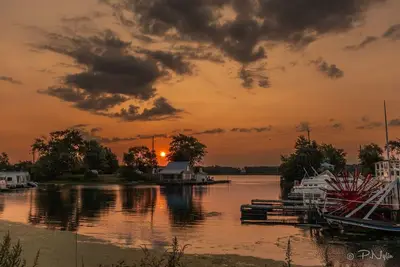 Image de Floating Cottage on the River \"Nantucket\"