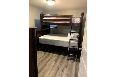 Image de Remodeled 3br/1. 5b, huge yard, off street pk