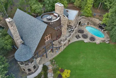 Image de Lake Lanier Castle. . Your Own Private Resort. Boats, Jetskis. Pickleball, Pool
