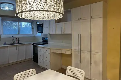 Image de Guest house+entire main floor+4rooms+5beds+2washroom+free parking+near amenities