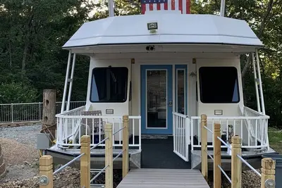 Image de Fun! Boat Cabin w/ Private hot tub quiet outdoor space. Cricket Marina & Branson