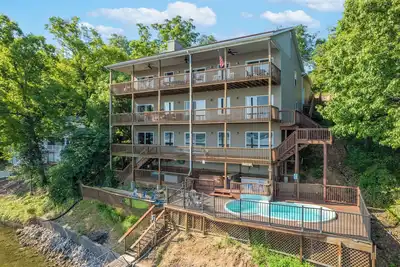 Image de Lakefront Ozarks Home: Tiki Bar, Pool, Deck, Views