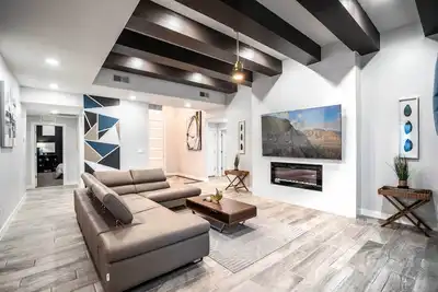 Image de Villa With Master Suite Close To Shopping 4 Br 3ba