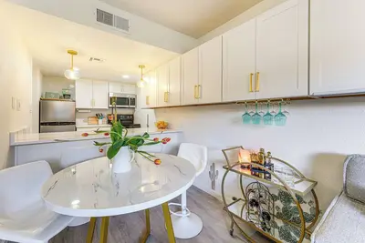 Image de Sunny Scottsdale Condo w/ 2 Year-Round Pools!