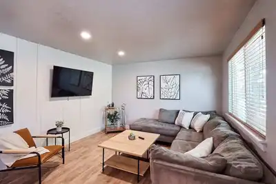 Image de Quiet Neighborhood, Near Grocery Stores & More! Easy Check In, 5 Min To Airport!